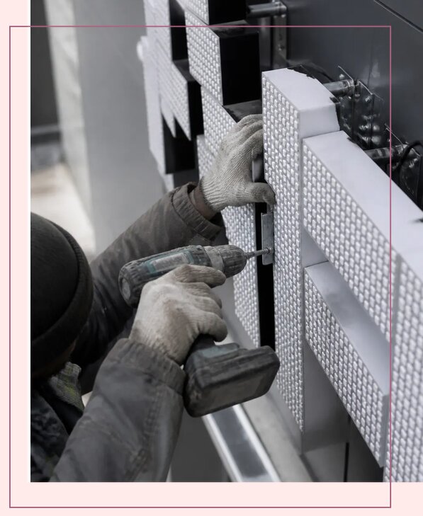 Изготовление и монтаж пиксельных букв на фасад в Южном-Сахалинске